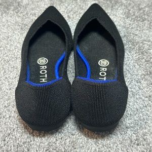 Like new condition. Size 8 black Rothy’s pointy